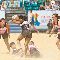 女子沙灘欖球賽激烈程度不下於男子賽。
