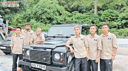 東方沙龍「六子」試坐試揸Land Rover，超興奮。