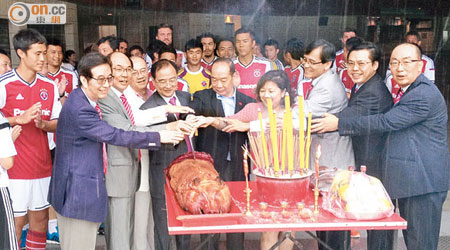 南華體育會一班高層出席拜神儀式，寄望新球季有好表現。