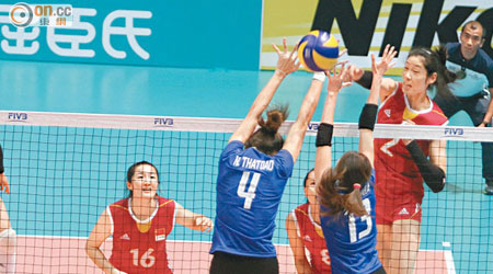中國女排（紅衫）憑多變的快攻壓倒泰國隊。