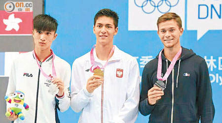 蔡俊彥（左）於花劍賽獲得銀牌。（相片由香港劍擊總會提供）