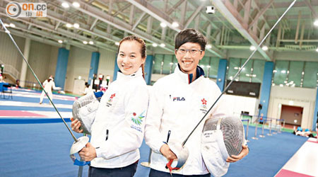 歐倩瑩（右）同何笑妍，今日齊為香港在女子佩劍個人賽力爭獎牌。