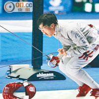 歐倩瑩在8強戰殺敗越南選手，令港隊在女子佩劍團體賽穩奪獎牌後，狂嗌慶祝。