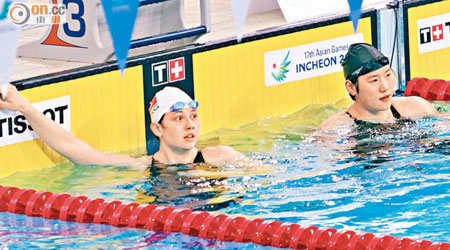 何詩蓓（左）能夠與同中國泳將葉詩文比併，是難得的經驗。