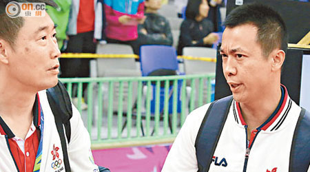 領隊陳江華（左）及教練李靜，對港乒今屆亞運成績感到滿意。