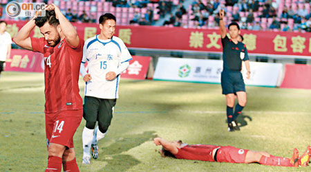 廣東1:0香港<br>港隊（紅衫）頻頻失機，積施利（左）及麥基齊齊抱頭興嘆。