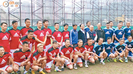 「南華名人邀請隊」（紅衫）與「519明星邀請隊」昨天一同操練前來張大合照。