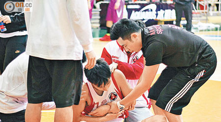 頭場南青球員呂志明（坐地者）奮戰下左手骨折受傷送院。