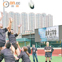 力爭衞冕的「All Blacks」新西蘭欖球隊積極備戰，昨在香港足球會舉行欖球訓練日，與贊助商AIG的人員同樂。