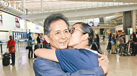 在機場抱着爸爸親一親，對出爐世界冠軍吳安儀來說已勝過一切。