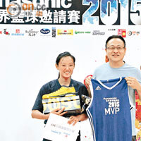 女子MVP張華倩在籃球總會副會長陳少煌手上接過獎座及大堆獎品。