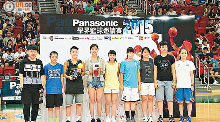 葉念琛（左）導演頒發籃Teen微電影大獎予漢華同學。