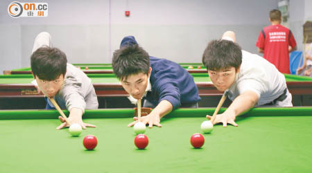 （左起）張家瑋、譚潤峰與陳銘東均是甚有潛質的學生球手。