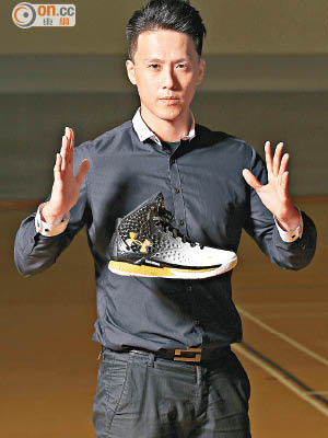 陳張敏這對「Curry One MVP特別版」戰鞋是今晚華倫大戰的焦點之一。
