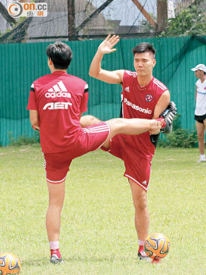 港隊主力陳肇麒（右）傷愈，昨天跟足南華操練。