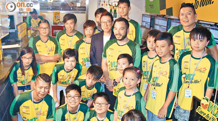 歐陽若曦及維他奶國際集團香港行政總裁齊松，與學員開心大合照。