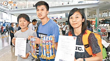 劉夢瓊（左起）、張煒琪及陳詠詩昨日帶同一紙合約返港。