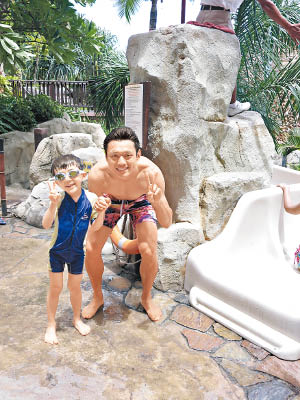 張健峰陪囝囝游水，兩父子玩得好開心。