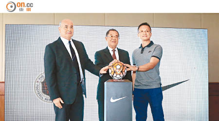 足總主席梁孔德（中）、CEO薛基輔（左）及NIKE代表賴榮貴，介紹港超聯專用足球。