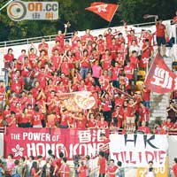 旺角場一片紅海，球迷擸齊「架生」支持港隊。