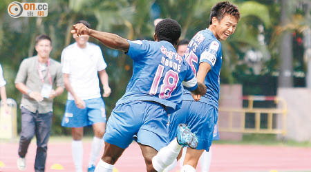 夢想駿其 2:0 黃大仙 <br>謝朗軒（右）取得今季港超第一球，麥保美追住佢慶祝。