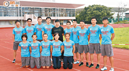 蘇炳添（黑衫）向香港接力隊成員分享心得。