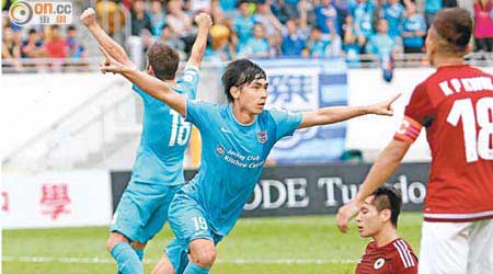 傑志1:0香港飛馬<br>傑志黃洋「絕殺」成功，舉臂慶祝。