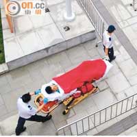 李毅凱撞親個頭，要救護員送院檢查。