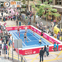 小型網賽於中環鬧市舉行，吸引大批市民駐足欣賞。