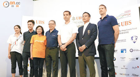 香港哥爾夫球會會長林詩鍵（右二）與受惠機構代表合照。