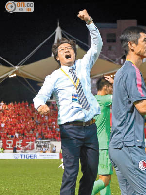 香港 0：0 中國 <br>金判坤助港隊保住小組第二位，賽後振臂高呼。