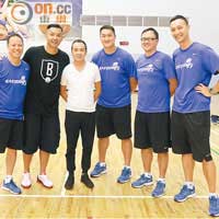 東方會長黎同光（左三）與教練團成員，跟陳建州（左二）因籃球成為好友。