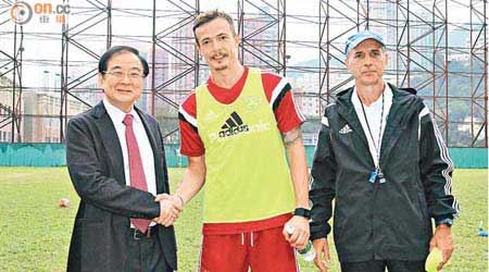 賴恩格菲斯（中）同張廣勇（左）及南華教練米路合照。