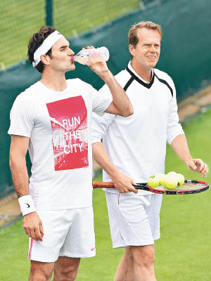 瑞士網球天王費達拿（左）