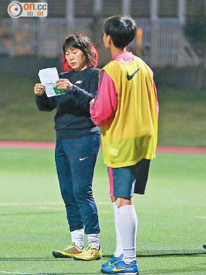 港隊主教練Miss Chan陳淑芝（左）向球員教路。