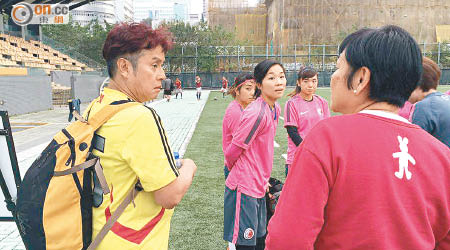 路過的「譚校長」（左）鼓勵香港女足今日加油。