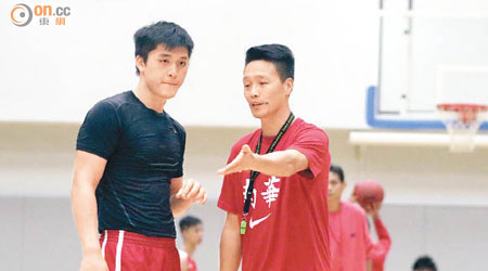 教練朱耀明（右）向梁兆華講解戰術。