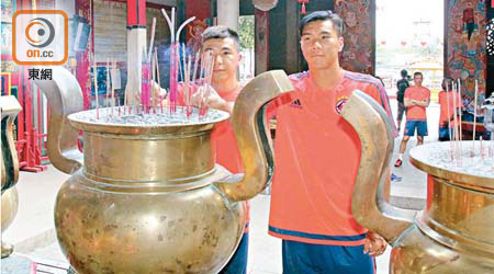 陳肇麒（右）及梁興傑，代表全體南華球員祈福。
