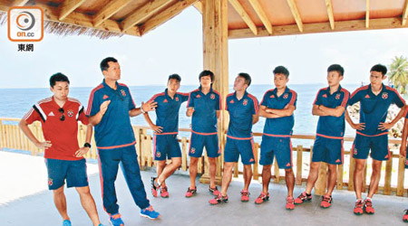 列卡度（左二）喺沙灘向球員講解環境和比賽部署。