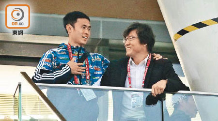金判坤（右）與因傷落選港隊的陳偉豪，昨日入場睇波好好傾。
