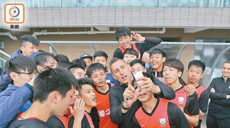 董之英1:0體藝<br>董之英主帥高尼路奪冠後同一班愛將大玩Selfie。