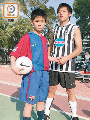 袁振昇（左）同方栢倫踢學界時有「男拔戴志偉」同「喇沙小志強」之稱。