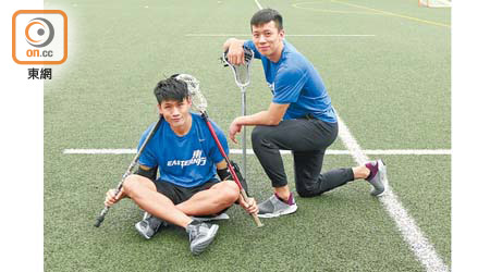 劉子禮（左）與黃律堯覺得棍網球勁好玩。