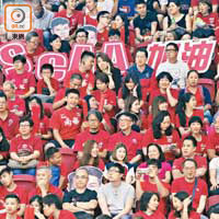 南華球迷勁有心<BR>南華球迷每次比賽都會打鼓和吶喊助威，今季更特別以大頭紙牌為球員加油，昨日又有「SCAA加油」的新打氣牌出現，一片紅海令賽事更添大戰氣氛！