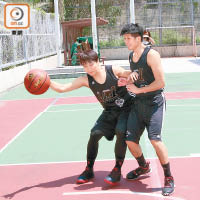 「坤哥」（左）與林羽因籃球變成好友。
