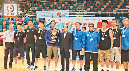 旭暉奪甲二組冠軍，教練呂楚威（捧盃者）已積極部署來季。