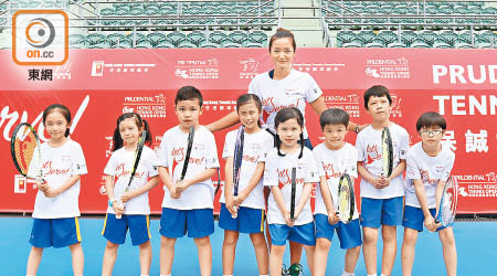 香港女網球手張寧大讚小學員潛質優厚。