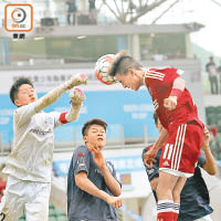 U16<BR>南華U16左翼翁煦濤（右）頭槌攻門。