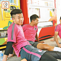 東方小將李溢晉（左）與謝朗軒（左三）早上隨港隊U21操練時，仍未得悉球會遽變壞消息。