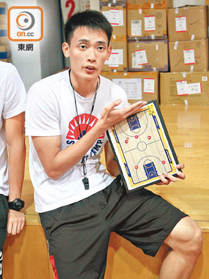 除在甲一打拚，吳嘉軒亦兼任中學校隊教練。